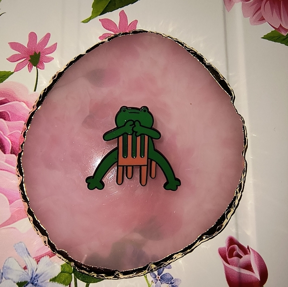 Green Frog Enamel Pin Funny Black Chair - Picture 2 of 3